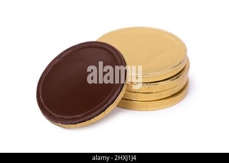 Schokoladen-Bonbons in Form von Münzen in goldener Folie isoliert auf weißem Hintergrund Stockfoto