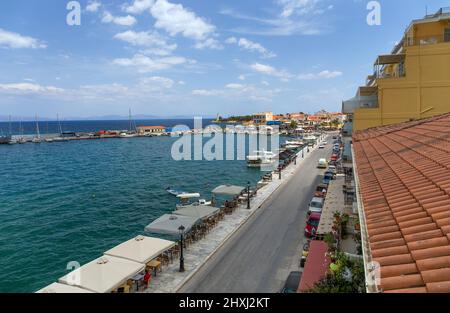 Blick auf die Stadtpromenade am 26. Mai 2018 in Gytheio. Gythio ist die größte und wichtigste Stadt auf der Halbinsel Mani, Peloponnes, Griechenland. Stockfoto