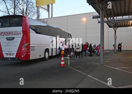 Hamburg, 12.03.2022 um 18,15 Uhr kam der erste Reisebus mit Geflüchteten aus dem Kriegsgebiet in der Ukraine an. Es waren ausschliessliche Frauen und Ki Stockfoto