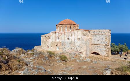 Die byzantinische Agia Sofia-Kirche aus dem 12.. Jahrhundert steht auf dem höchsten Punkt von Monemvasia, Peloponnes, Griechenland. Stockfoto