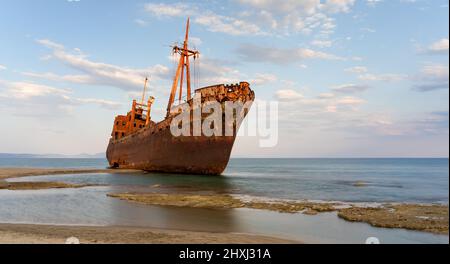 Das berühmte Schiffswrack am Strand von Valtaki in der Nähe von Gythio, Peloponnes, Griechenland. Stockfoto