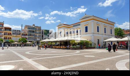 SPARTA, GRIECHENLAND - 26. MAI: Das Zentrum der Stadt mit dem Rathaus am 26. Mai 2018 in Sparta. Die heutige Sparta ist die Hauptstadt der Präfektur Lakonia. Stockfoto