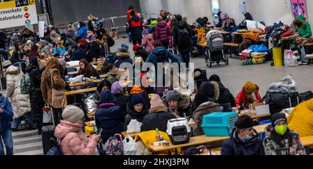 Berlin, Deutschland. 13. März 2022. Im Aufnahmezentrum für Flüchtlinge aus der Ukraine am Hauptbahnhof warten Menschen. Quelle: Hannibal Hanschke/dpa/Alamy Live News Stockfoto