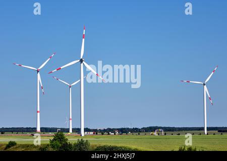 Moderne Windkraftanlagen in einer ländlichen Landschaft wie in Deutschland Stockfoto