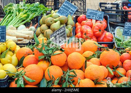 Obst und Gemüse zum Verkauf auf einem Markt Stockfoto