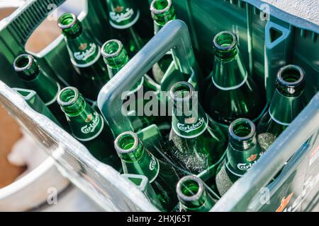 Paphos, Zypern - 28. Oktober 2014: Nahaufnahme mehrerer leerer carlsberg-Glasflaschen mit Bier in einer Plastikbox Stockfoto