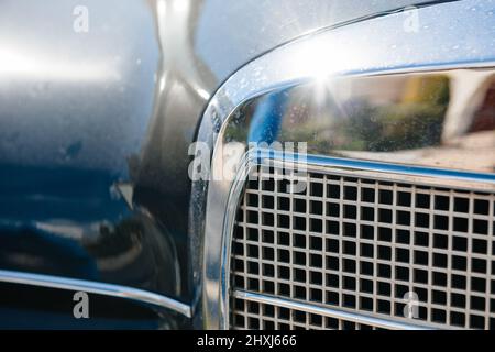 Nahaufnahme eines exklusiven Kühlergrills von Oldtimer-Luxuslimousinen Stockfoto