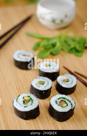 Sushi-Rollen auf Schneidebrett. Selektiver Fokus. Stockfoto