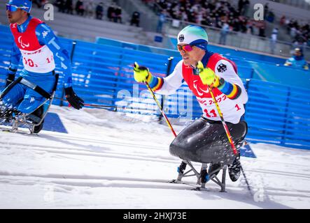 Zhangjiakou, China. 13. März 2022. Paralympics, Para Nordic Skiing, Cross-Country, Freestyle, Open Relay, Martin Fleig (Paralympische Wertung, LW 11,5 sitzend) aus Deutschland geht als Startfahrer beim Open-Relay-Rennen über 4 x 2,5 Kilometer auf die Strecke. Das deutsche Team landet auf dem achten Platz. Quelle: Jens Büttner/dpa-Zentralbild/dpa/Alamy Live News Stockfoto