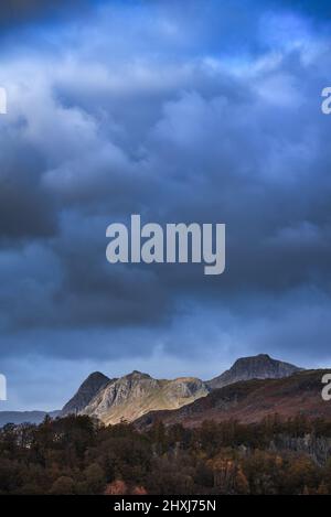 Episches Landschaftsbild des atemberaubenden Herbstlichts bei Sonnenuntergang über Langdale Pikes, das von Holme Fell im Lake District aus blickt Stockfoto