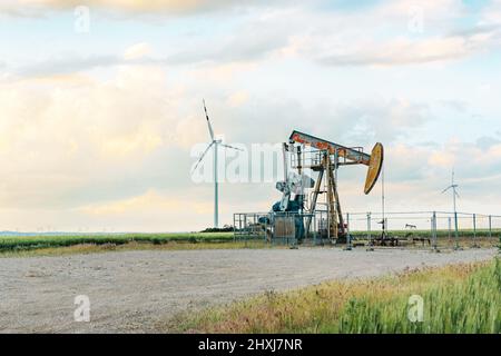 Ölpumpenanlage für die Gewinnung und Energieerzeugung in Niederösterreich. Traditionelle und alternative Energieerzeugung. Stockfoto