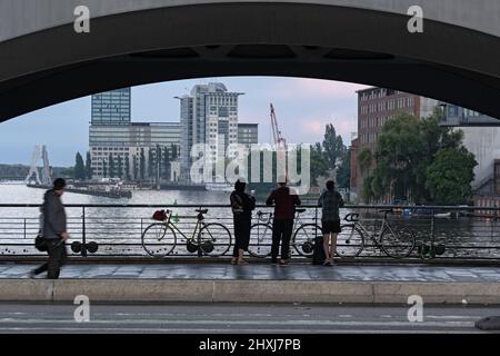 Stadt Berlin, Deutschland, die Menschen auf dem Fahrrad machen eine Pause und genießen den Blick auf die Oberbaumbrücke über die Spree. Stockfoto