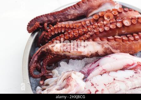 Rohe Meeresfrüchte auf einem Gericht, einschließlich Tintenfisch und Tintenfisch Stockfoto