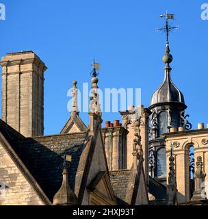 Überfülltes Dach des Oxford University Examination Center Stockfoto