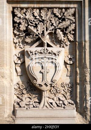 Schnitzwerk des Buchstabens M an den Wänden des Magdalen College, Oxford Stockfoto