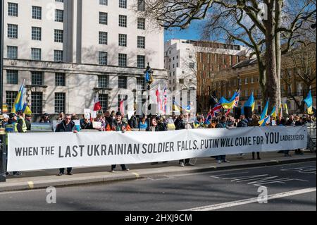 London, Großbritannien. 12. März 2022. Protest gegen den Krieg in der Ukraine vor der Downing Street. Die Demonstranten fordern ein Ende des Krieges in der Ukraine Stockfoto