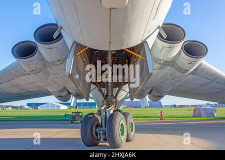 Das Vorderrad eines Düsenflugzeugs mit Düsen an den Flügeln auf der Seite Stockfoto