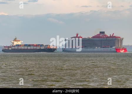 Valiant Lady, ein neues Kreuzschiff für Virgin Voyages, das nach der Startparty in Tilbury an der Themse-Mündung auf See fahren konnte. Vorbeifahrende Containerschiffe Stockfoto