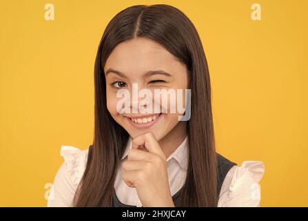 Bildung macht Sie anders. Zwinkerndes Mädchen Gesicht Porträt. Glückliches Kind mit lächelndem Gesicht Stockfoto