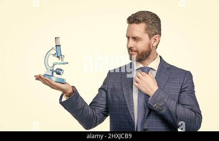 Erfolgreiche Mann Wissenschaftler schlagen moderne Reichweite. Wissenschaft Unternehmer in der Wirtschaft. Stockfoto