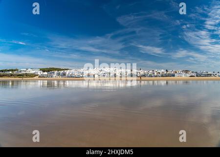 Die Stadtansicht von Conil spiegelt sich am Strand Playa De Los Bateles, Conil de la Frontera, Costa de la Luz, Andalusien, Spanien | Conil cityscap Stockfoto