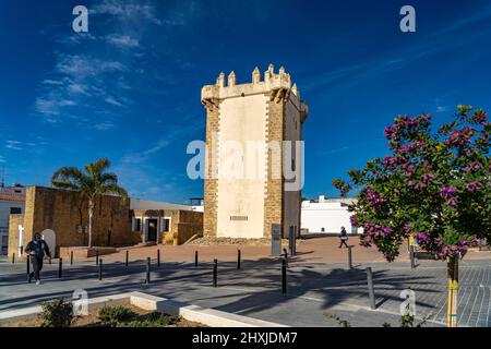 Der historische Turm Torre de Guzman, Conil de la Frontera, Costa de la Luz, Andalusien, Spanien | Historischer Turm Torre de Guzman, Conil de la fro Stockfoto