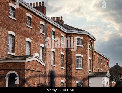 Altes verlassene viktorianische Arbeitshaus für Pauper mit dramatischem Himmel darüber Stockfoto