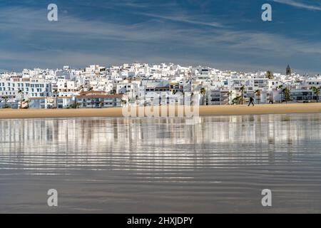 Die Stadtansicht von Conil spiegelt sich am Strand Playa De Los Bateles, Conil de la Frontera, Costa de la Luz, Andalusien, Spanien | Conil cityscap Stockfoto