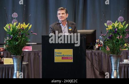 13. März 2022, Schleswig-Holstein, Neumünster: Heiner Garg (FDP), Schleswig-Holsteins Gesundheitsminister und Landesvorsitzender seiner Partei, spricht auf der Landesparteien-Konferenz der FDP. Am 08. Mai 2022 wird in Schleswig-Holstein ein neues landtag gewählt. Foto: Axel Heimken/dpa Stockfoto