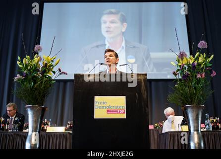 13. März 2022, Schleswig-Holstein, Neumünster: Heiner Garg (FDP), Schleswig-Holsteins Gesundheitsminister und Landesvorsitzender seiner Partei, spricht auf der Landesparteien-Konferenz der FDP. Am 08. Mai 2022 wird in Schleswig-Holstein ein neues landtag gewählt. Foto: Axel Heimken/dpa Stockfoto