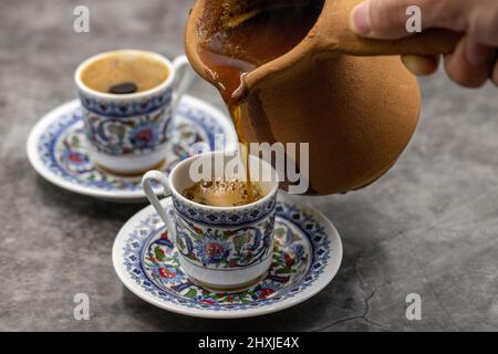 Türkischer Kaffee auf dunklem Hintergrund. Geschmack der traditionellen türkischen Küche. Nahaufnahme Stockfoto