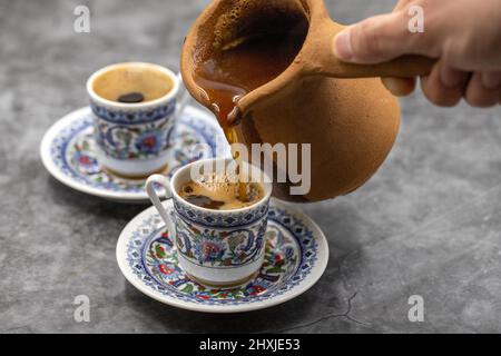 Türkischer Kaffee auf dunklem Hintergrund. Geschmack der traditionellen türkischen Küche. Nahaufnahme Stockfoto