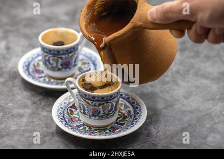 Türkischer Kaffee auf dunklem Hintergrund. Geschmack der traditionellen türkischen Küche. Nahaufnahme Stockfoto