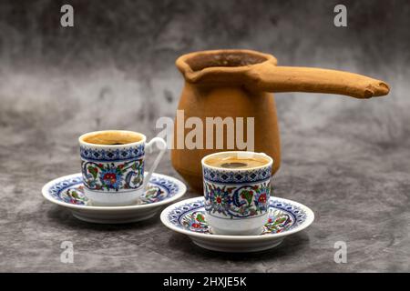 Türkischer Kaffee auf dunklem Hintergrund. Geschmack der traditionellen türkischen Küche. Nahaufnahme Stockfoto