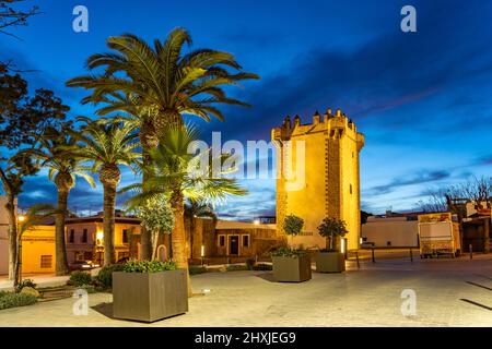 Der historische Turm Torre de Guzman in der Abenddämmerung, Conil de la Frontera, Costa de la Luz, Andalusien, Spanien | Historic Torre de Guzman Stockfoto