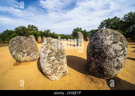 In der Nähe von Evora, Bezirk Evora, Alentejo, Portugal. Cromeleque dos Almendres, oder Cromlech der Almendres neolithischen stehenden Steine. Archäologen esti Stockfoto