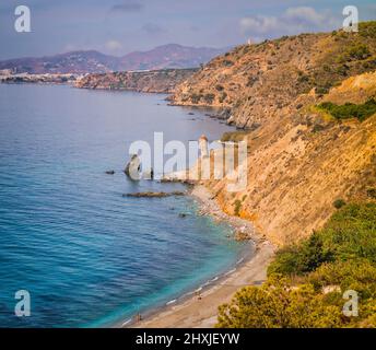 Rio de la Miel Watch Tower Auf der Alberquillas Strand, Teil der Steilküste von Maro-Cerro Gordo Natural Park, in der Nähe von Maro, Nerja, Provinz Malaga, Costa Stockfoto