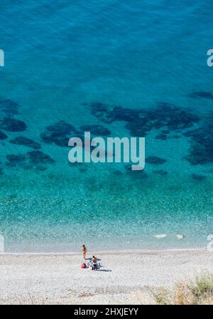 Paar am einsamen Strand in der Nähe von Nerja und Maro, Costa del Sol, Provinz Malaga, Andalusien, Südspanien. Playa las Alberquillas in der geschützten para Stockfoto