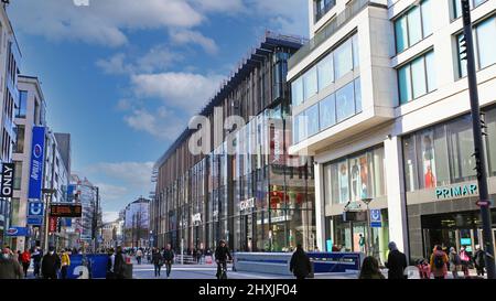 Düsseldorf (Schadowstrasse), Deutschland - März 9. 2022: Blick auf die berühmte Einkaufsstraße mit modernen Gebäuden am sonnigen Wintertag Stockfoto