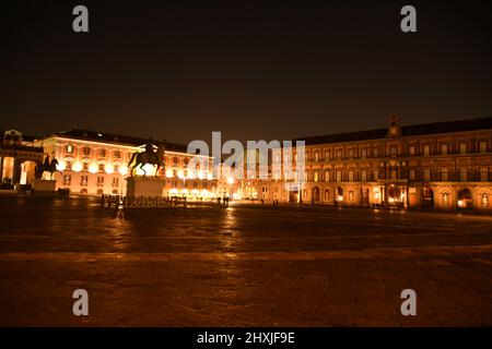 Nachtansicht des Plebiscito Platzes im Zentrum von Neapel, italienische Stadt. Wichtige Gebäude aus verschiedenen historischen Epochen überblicken das kreisförmige Aufstehen Stockfoto