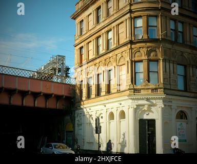 Blick auf die Straßenecke bei der Eisenbahnbrücke, März 2020. Bridge Street, Glasgow Stockfoto