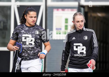 Enschede, Niederlande. 13. März 2022. Enschede - Jada Conijnenberg von Feyenoord V1, Kim Hendriks von Feyenoord V1 während des Spiels zwischen dem FC Twente V1 gegen Feyenoord V1 am Sportcampus Diekman am 13. März 2022 in Enschede, Niederlande. Kredit: Kasten zu Kasten Abbildungen/Alamy Live Nachrichten Stockfoto