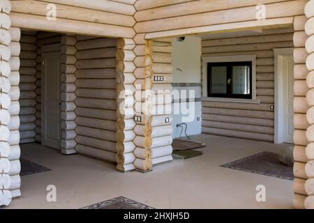 Die inneren Konstruktionen des Holzhauses im Bau Stockfoto