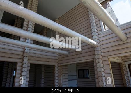 Die inneren Konstruktionen des Holzhauses im Bau Stockfoto