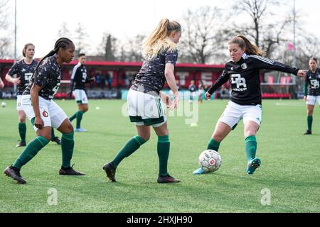 Enschede, Niederlande. 13. März 2022. Enschede - Celainy Obispo von Feyenoord V1, Kim Hendriks von Feyenoord V1, Romee van de Lavoir von Feyenoord V1 während des Spiels zwischen FC Twente V1 gegen Feyenoord V1 am Sportcampus Diekman am 13. März 2022 in Enschede, Niederlande. Kredit: Kasten zu Kasten Abbildungen/Alamy Live Nachrichten Stockfoto