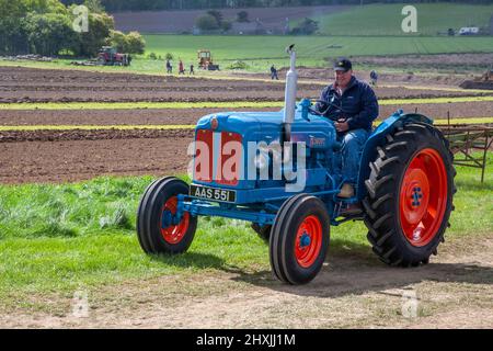 1957 Blue Fordson Major Pflügen im ländlichen Schottland Großbritannien; Vintage Farm Working Machinery im schottischen Hochland. Stockfoto