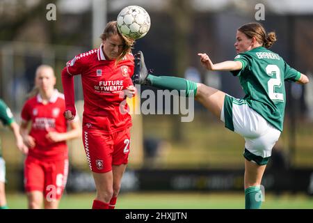 Enschede, Niederlande. 13. März 2022. Enschede - Wieke Kaptein vom FC Twente Vrouwen, Justine Brandau von Feyenoord V1 während des Spiels zwischen dem FC Twente V1 gegen Feyenoord V1 auf dem Sportcampus Diekman am 13. März 2022 in Enschede, Niederlande. Kredit: Kasten zu Kasten Abbildungen/Alamy Live Nachrichten Stockfoto