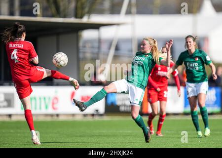 Enschede, Niederlande. 13. März 2022. Enschede - Caitlin Dijkstra des FC Twente Vrouwen, Kim Hendriks von Feyenoord V1 während des Spiels zwischen dem FC Twente V1 gegen Feyenoord V1 auf dem Sportcampus Diekman am 13. März 2022 in Enschede, Niederlande. Kredit: Kasten zu Kasten Abbildungen/Alamy Live Nachrichten Stockfoto