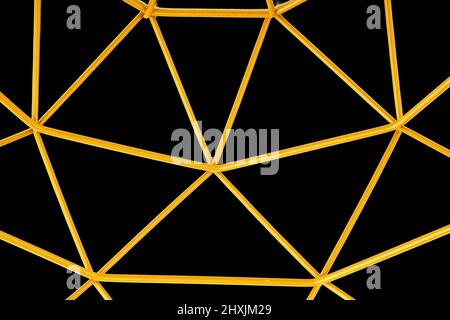 Nahaufnahme von goldenem, trangle geformten, isoliert auf schwarzem Hintergrund Stockfoto