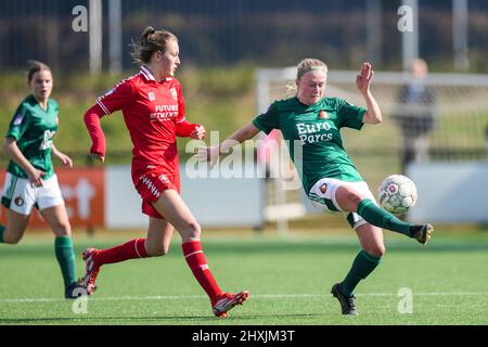 Enschede, Niederlande. 13. März 2022. Enschede - Wieke Kaptein vom FC Twente Vrouwen, Kim Hendriks von Feyenoord V1 während des Spiels zwischen dem FC Twente V1 gegen Feyenoord V1 auf dem Sportcampus Diekman am 13. März 2022 in Enschede, Niederlande. Kredit: Kasten zu Kasten Abbildungen/Alamy Live Nachrichten Stockfoto